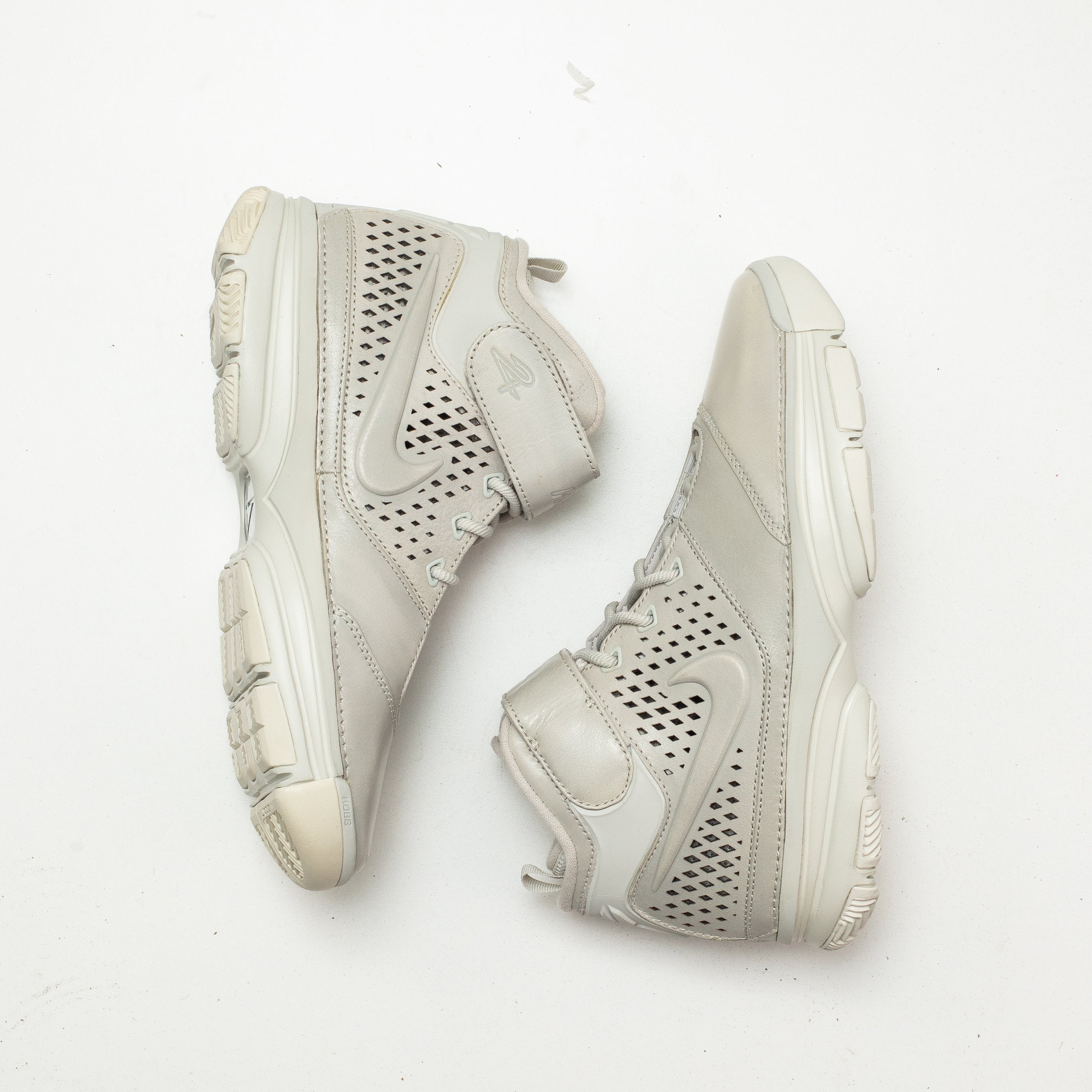 NIKE ZOOM KOBE 2 FADE TO BLACK [FLAWED - SIZE 10]