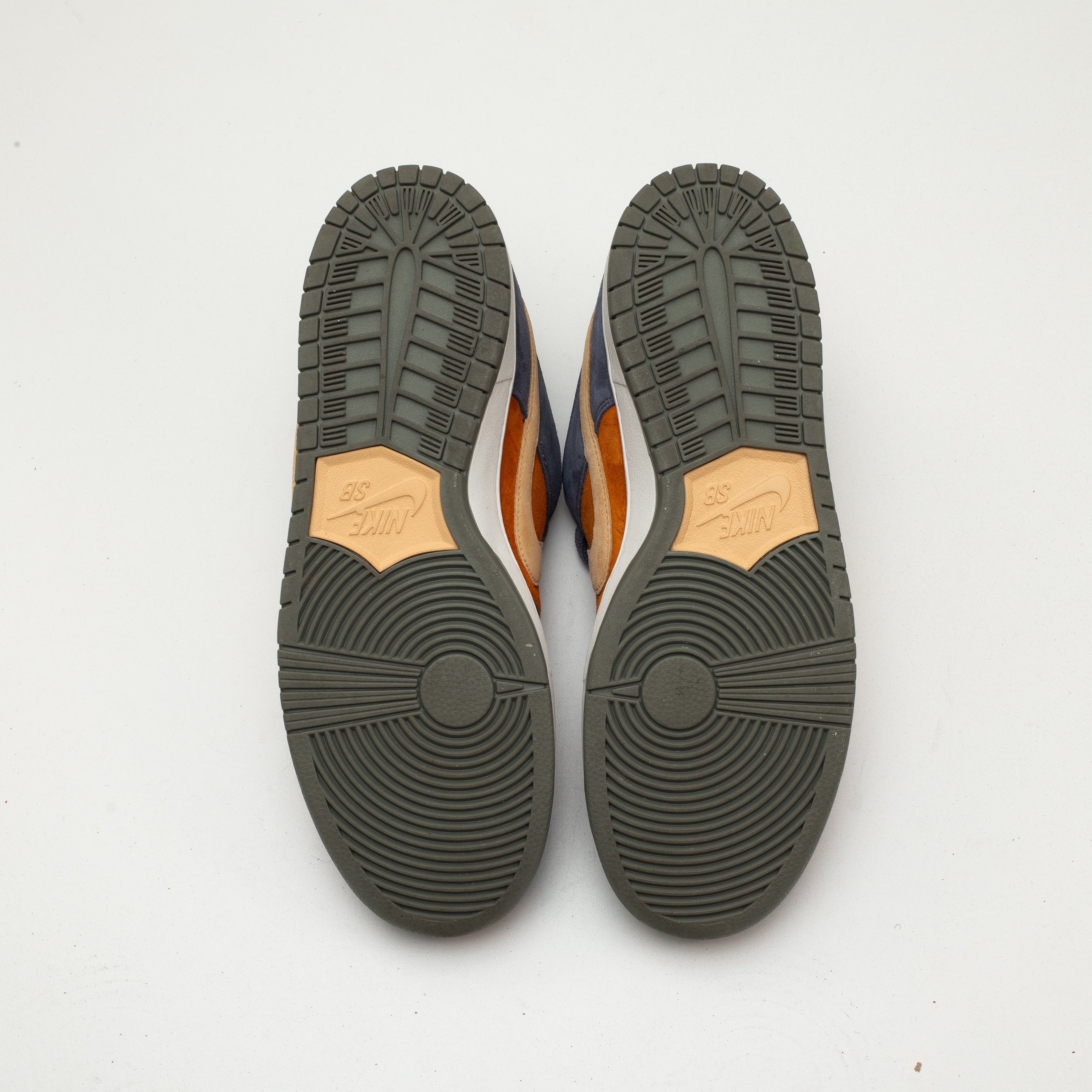 NIKE SB DUNK LOW LIGHT CARBON MONARCH [USED - SIZE 12]