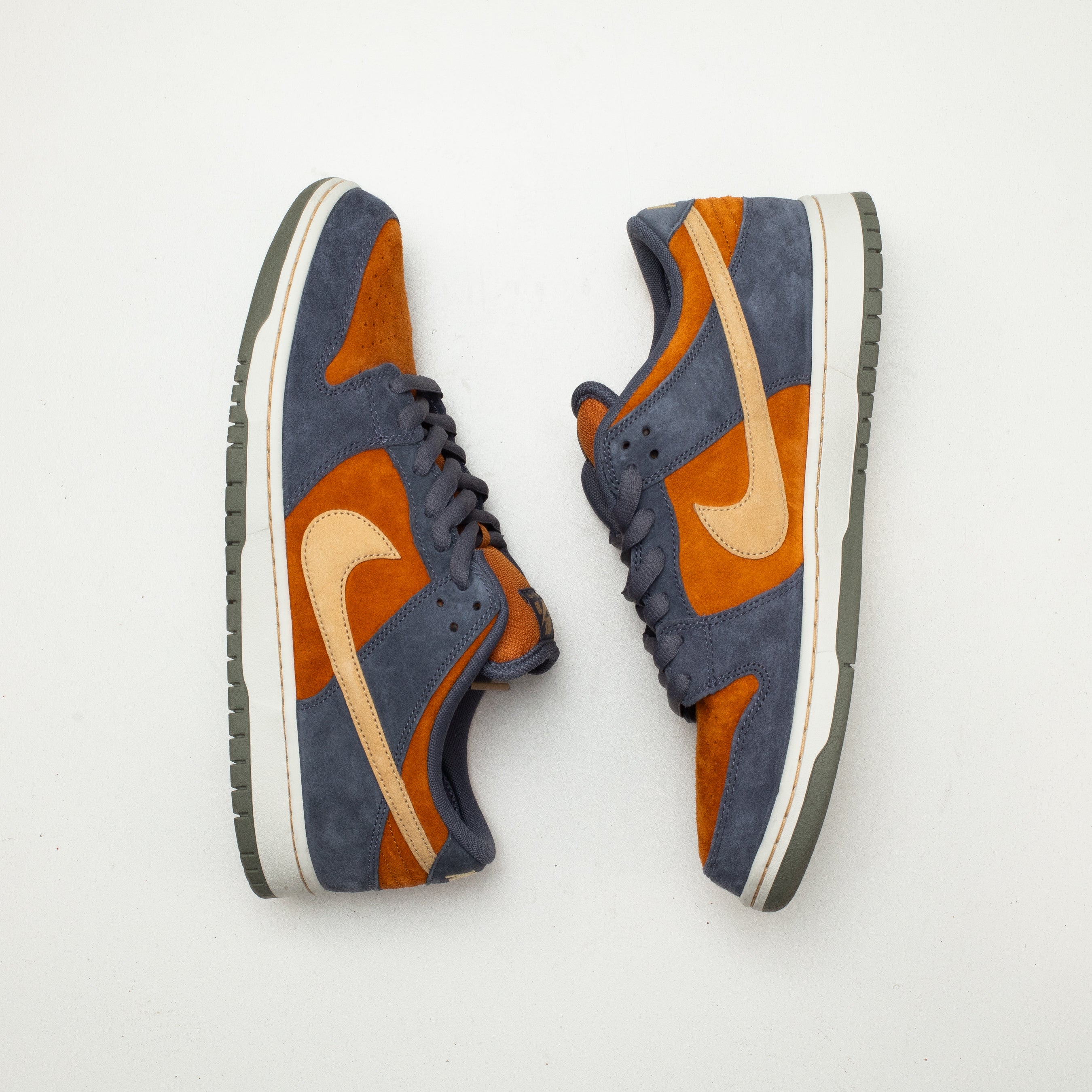 NIKE SB DUNK LOW LIGHT CARBON MONARCH [USED - SIZE 12]